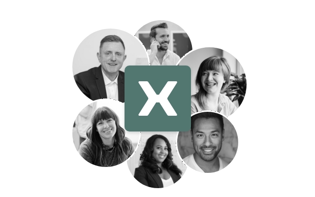 Seks cirkler med portrætter af smilende mænd og kvinder. Xenas logo er i midten på en mørkegrøn baggrund.